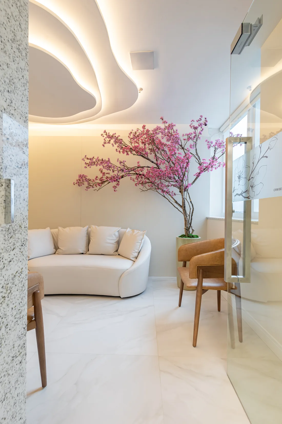 Sala de espera do consultório, com a cerejeira e vista da cidade